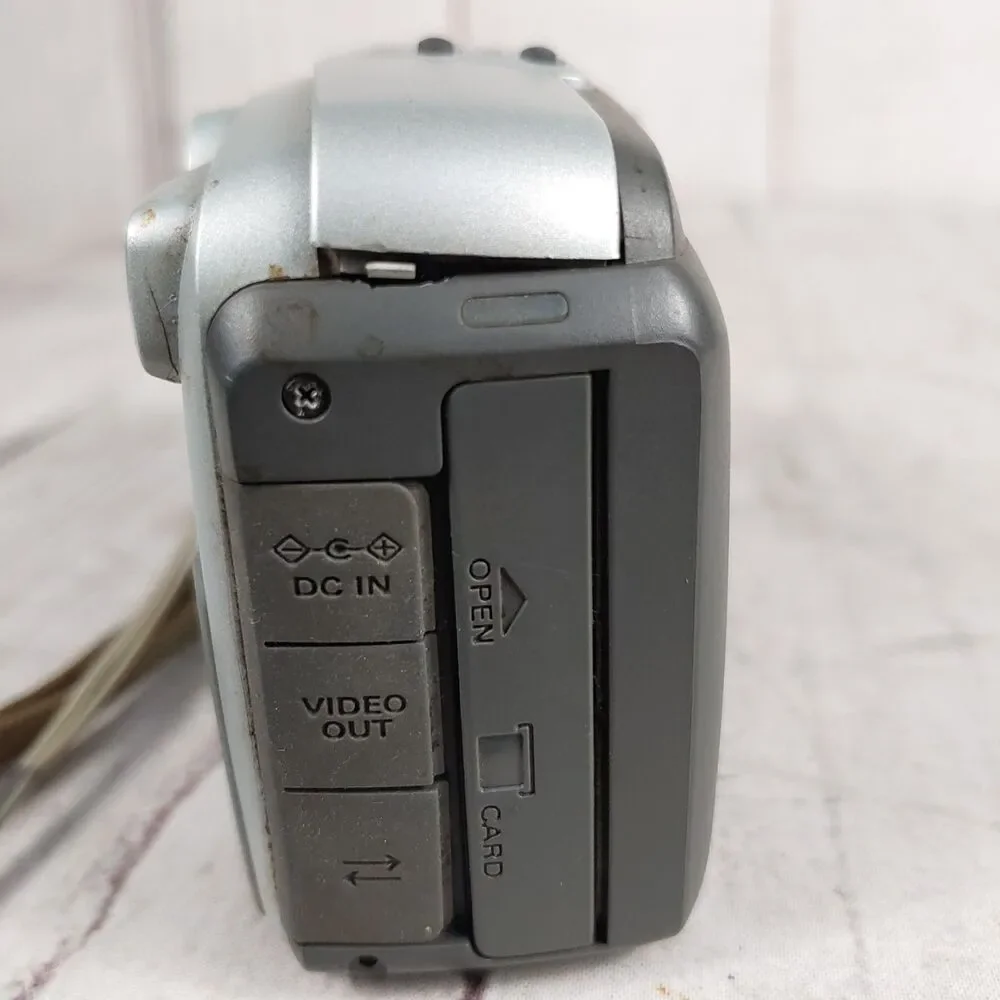 Kodak DC3400 Zoom Digital Camera 2.0MP Silver Gray Retro Power On ASIS FOR PARTS